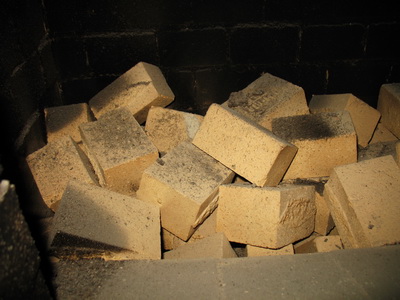 Нарезанные куски шамотного кирпича (1/3) заложены в каменку для накала и  получения пара. 