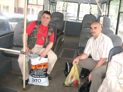Шимко и Матвиенко движутся в тролейбусе к объекту
